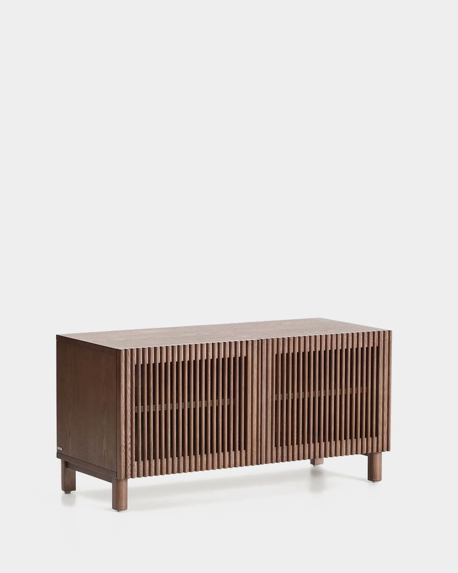 Zapatero Beyla 2 puertas de chapa y madera maciza de fresno con acabado tono nogal 98,5 cm Zapatero Beyla 2 puertas de chapa y madera maciza de fresno con acabado tono nogal 98,5 cm