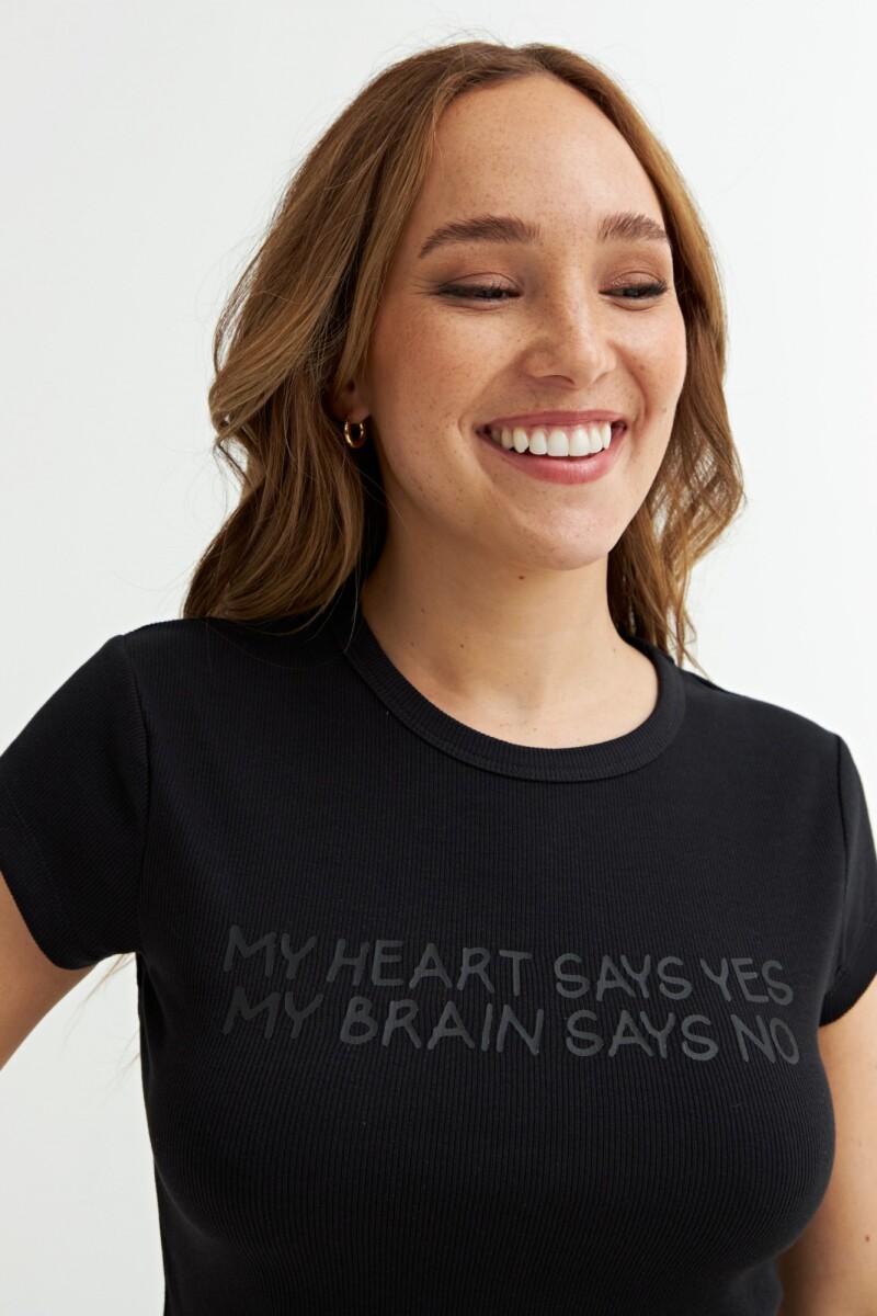 Remera crop top con estampa NEGRO