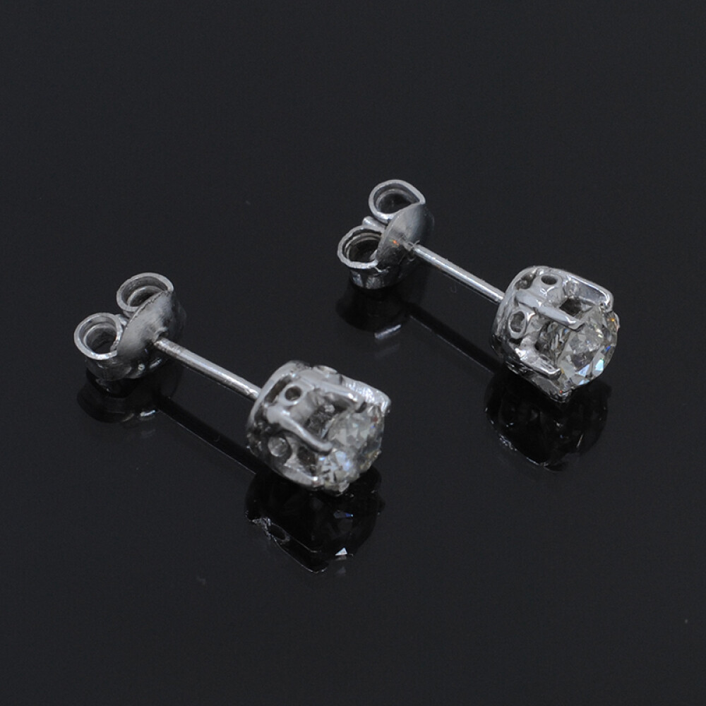 Caravanas en oro 18k blanco y brillantes. Caravanas en oro 18k blanco y brillantes.