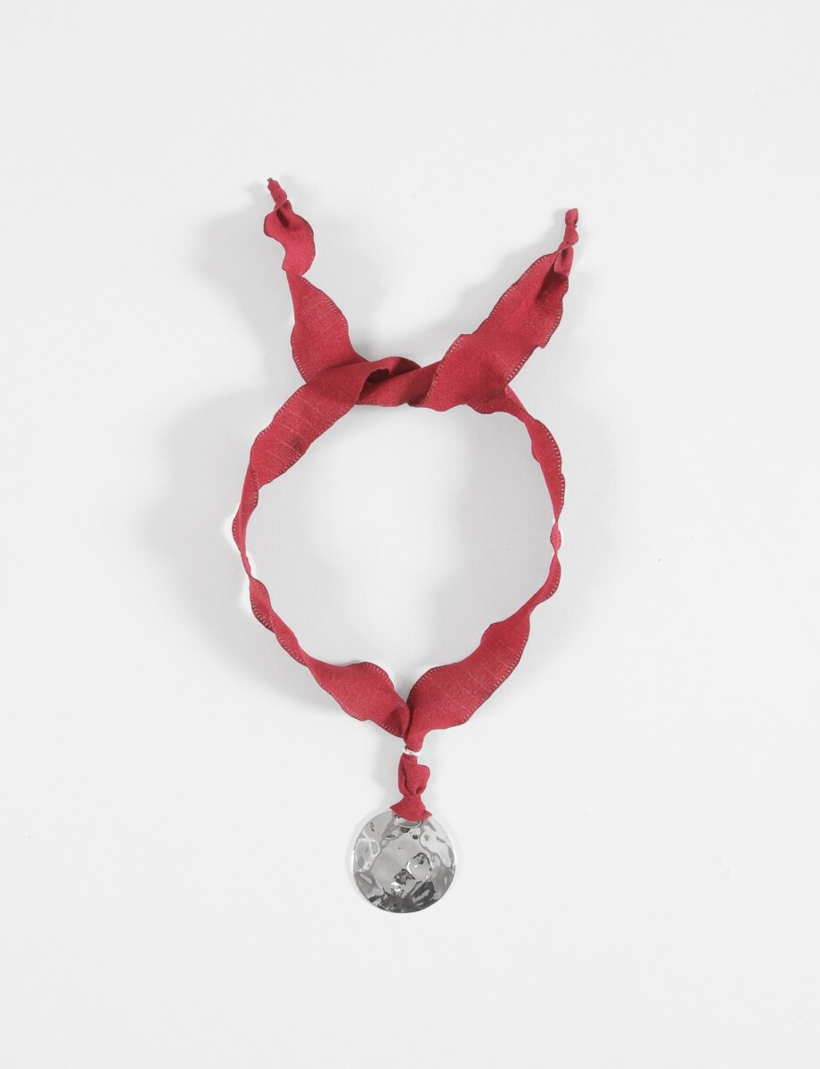 Collar cordón rojo dije metal - plateado 