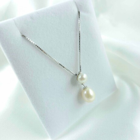 Cadena veneciana de plata y colgante con dos perlas de rio. Cadena veneciana de plata y colgante con dos perlas de rio.