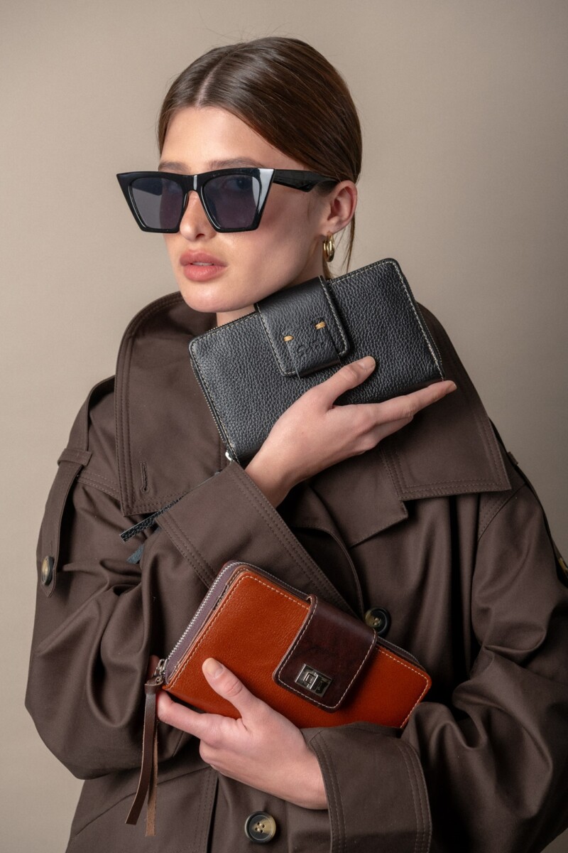 Monedero con tarjetero y costura a mano Negro