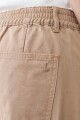 Pantalón recto con pespuntes tostado