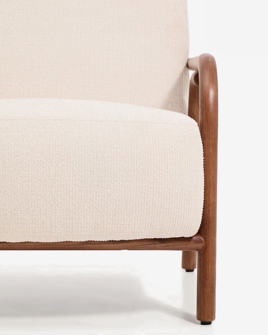 Butaca Sylo de chenilla beige y madera maciza de fresno con acabado tono nogal FSC 100% Butaca Sylo de chenilla beige y madera maciza de fresno con acabado tono nogal FSC 100%