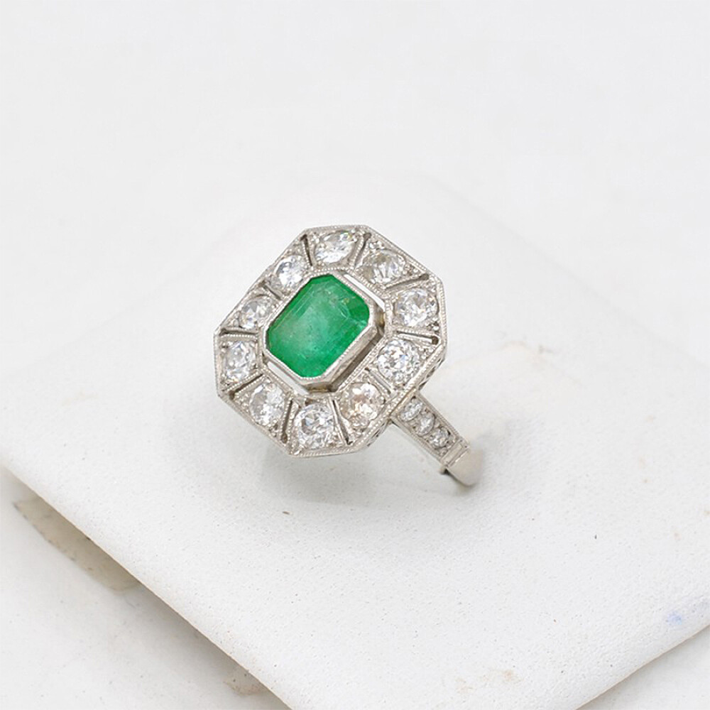 Anillo Platino con brillantes tallado antiguo y esmeralda Anillo Platino con brillantes tallado antiguo y esmeralda