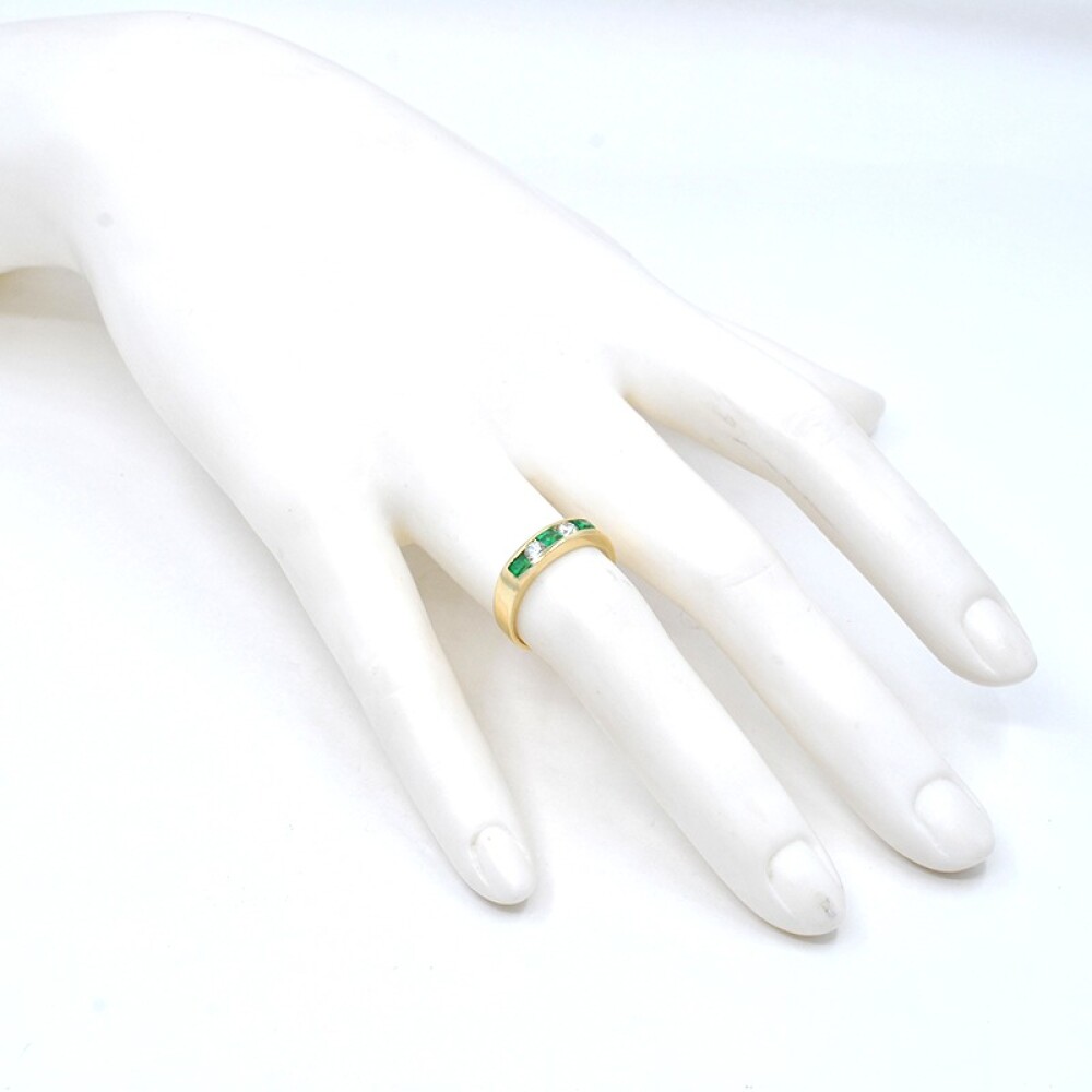 Anillo en oro 18k con esmeraldas y brillantes Anillo en oro 18k con esmeraldas y brillantes