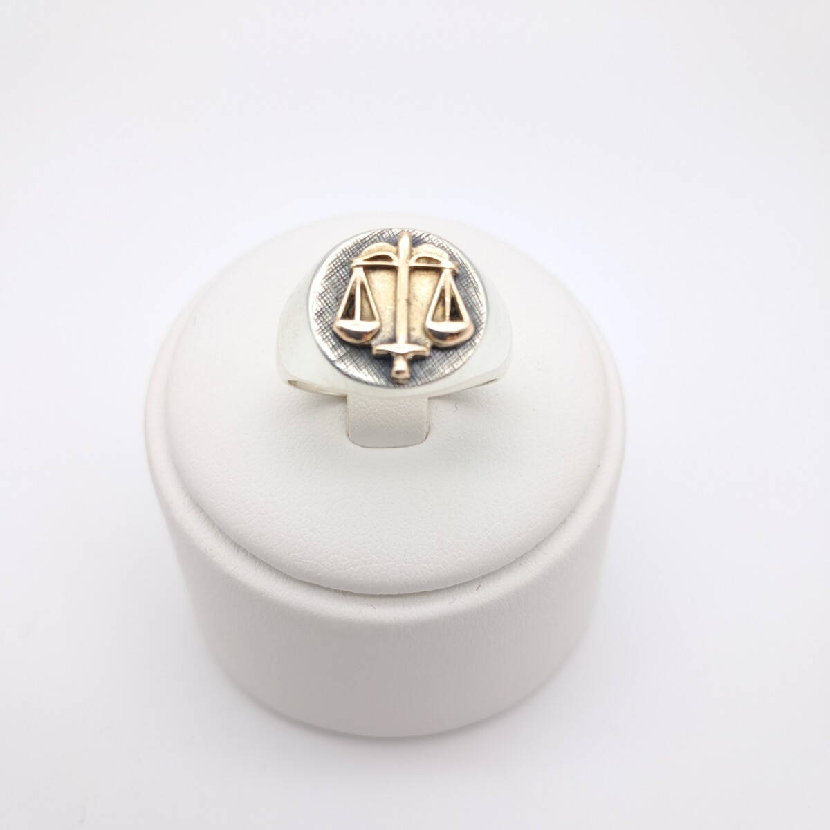 Anillo de plata 925 y oro 10 ktes, ABOGACÍA. 