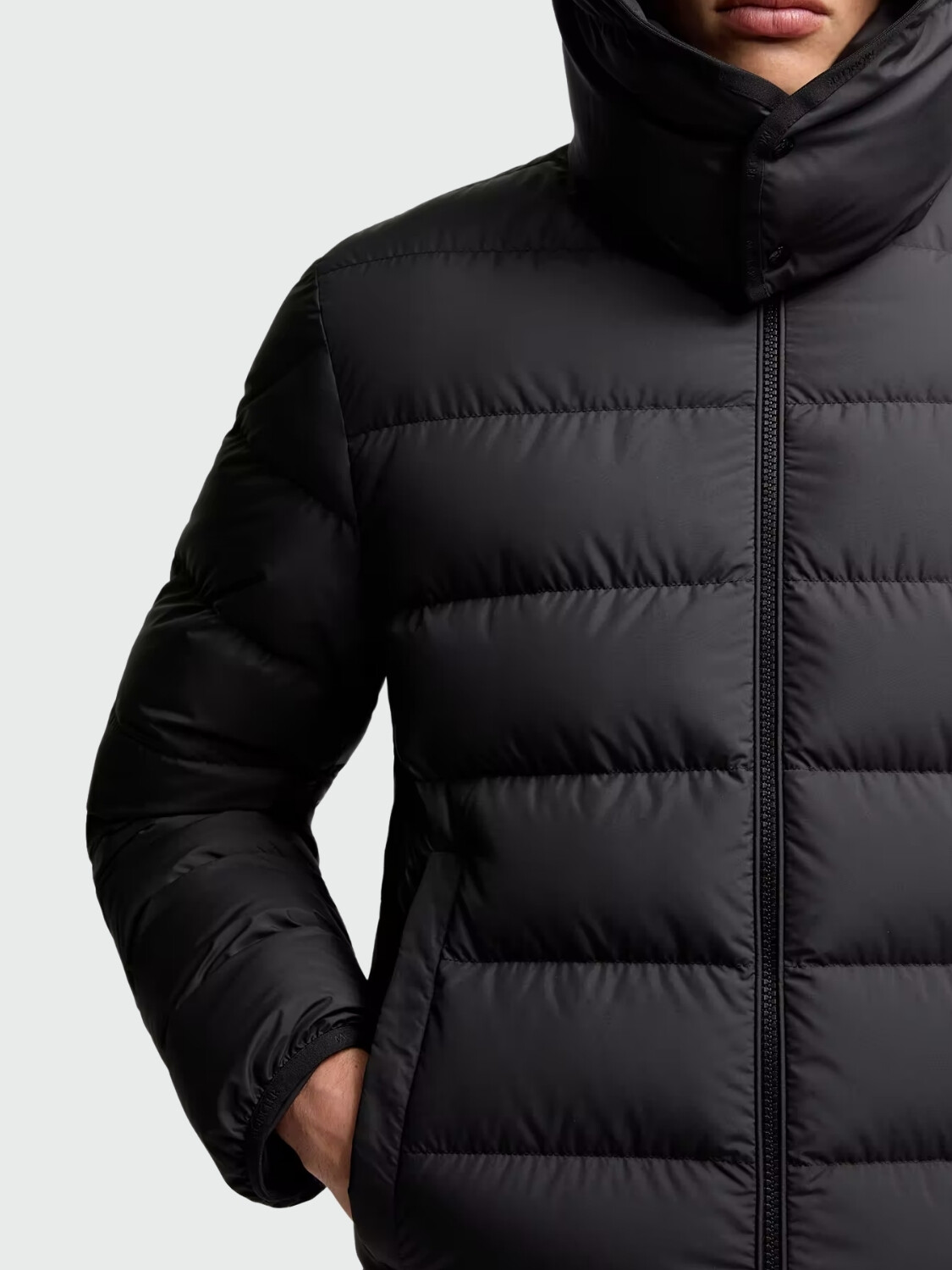 MONCLER - Campera Corta de Plumas Montbrocq Negro