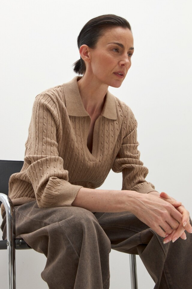 Sweater cuello polo con estructuras tostado melange