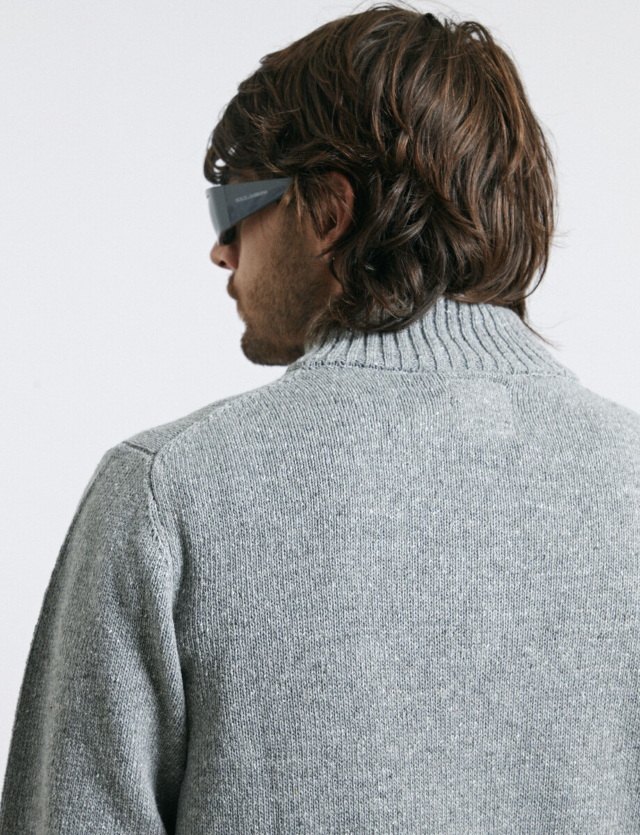 470421 REMERA HARRY Gris