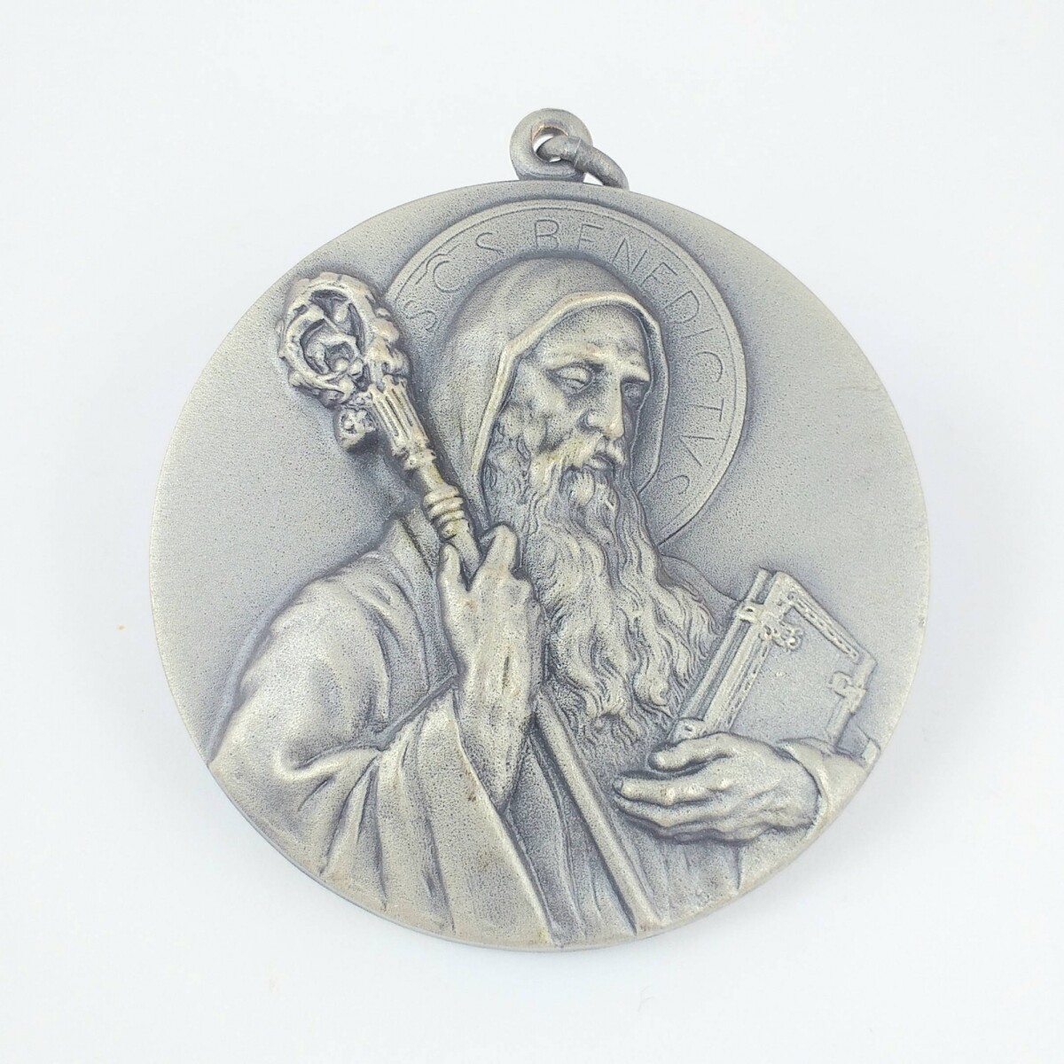 Medalla religiosa San Benito, medidas diámetro 6cm, material alpaca. 