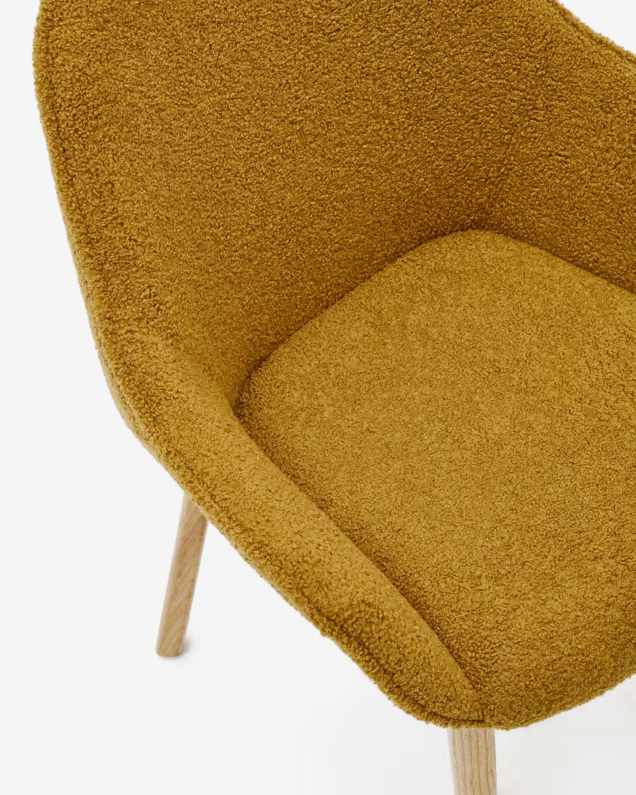 Silla Aleli de borreguito mostaza y patas de madera maciza de fresno con acabado natural