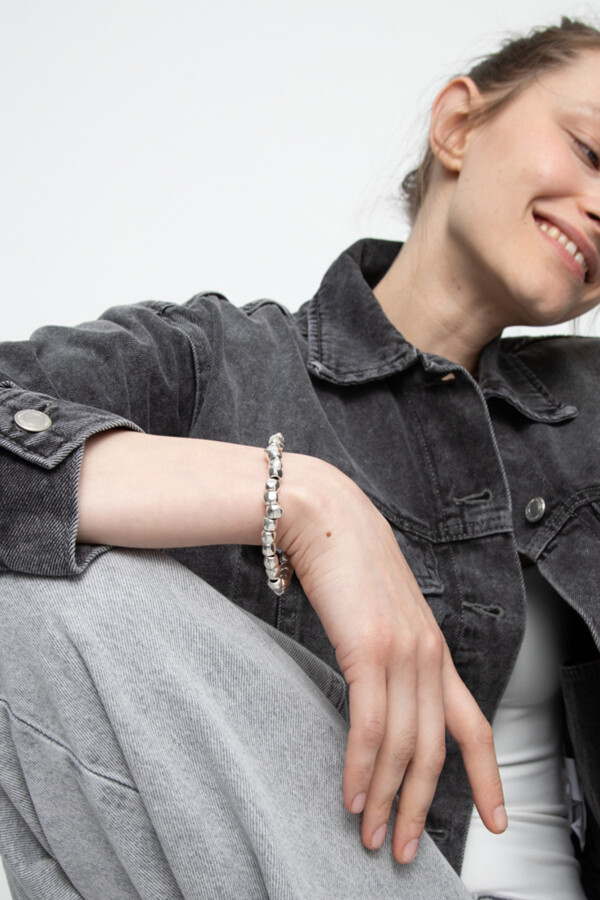 PULSERA ELÁSTICA DE CUENTAS DE ALECIÓN DE METALES BAÑADAS EN PLATA Pulsera