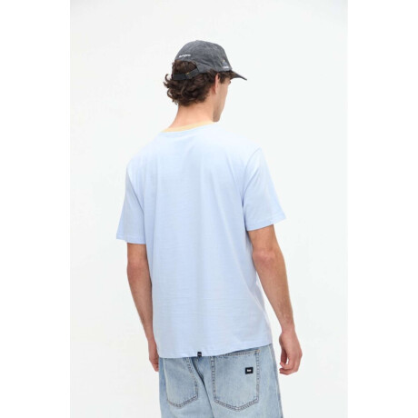 Remera Adkins Celeste