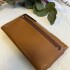 Billetera Lirio Mostaza, beige y negro