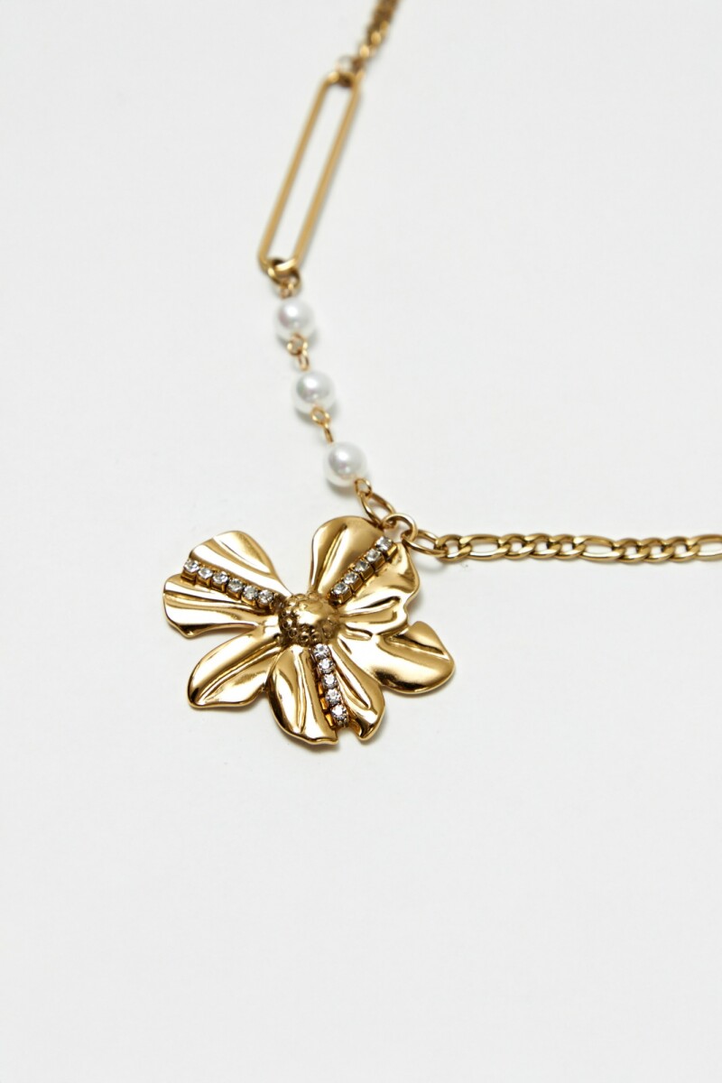 Collar acero con dije floral y perlas dorado