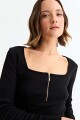 Remera m/l con cierre frontal NEGRO