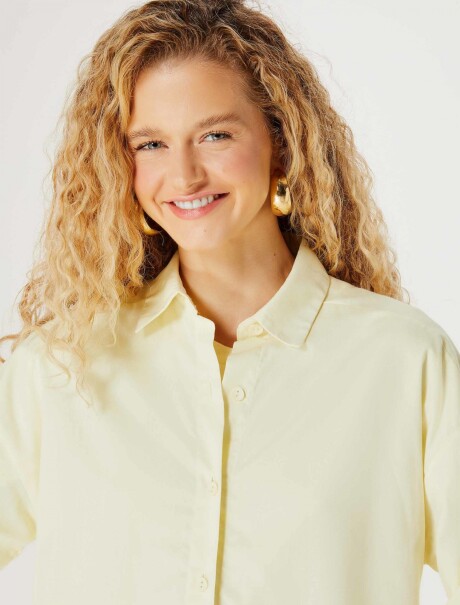 CAMISA MODELO OVERSIZE AMARILLO