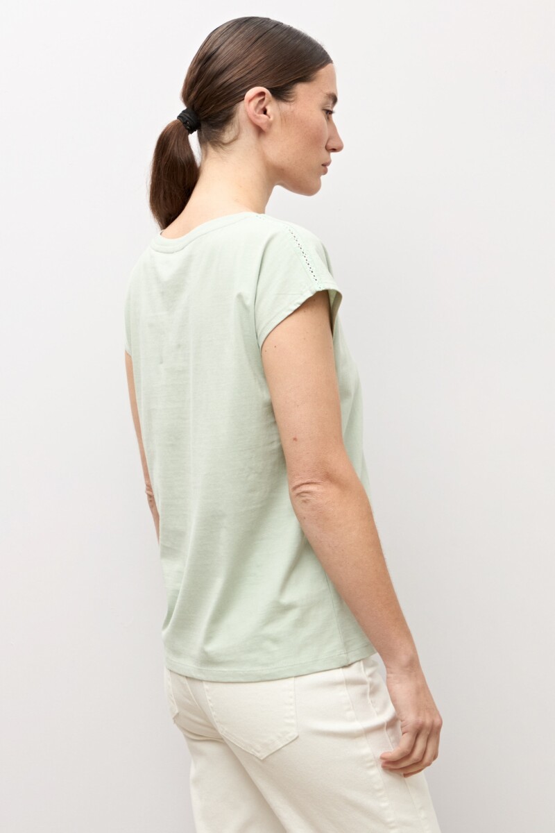 Remera escote V con vainillas verde pastel
