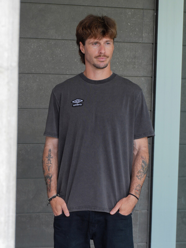 REMERA DISTORTED Umbro Hombre 029