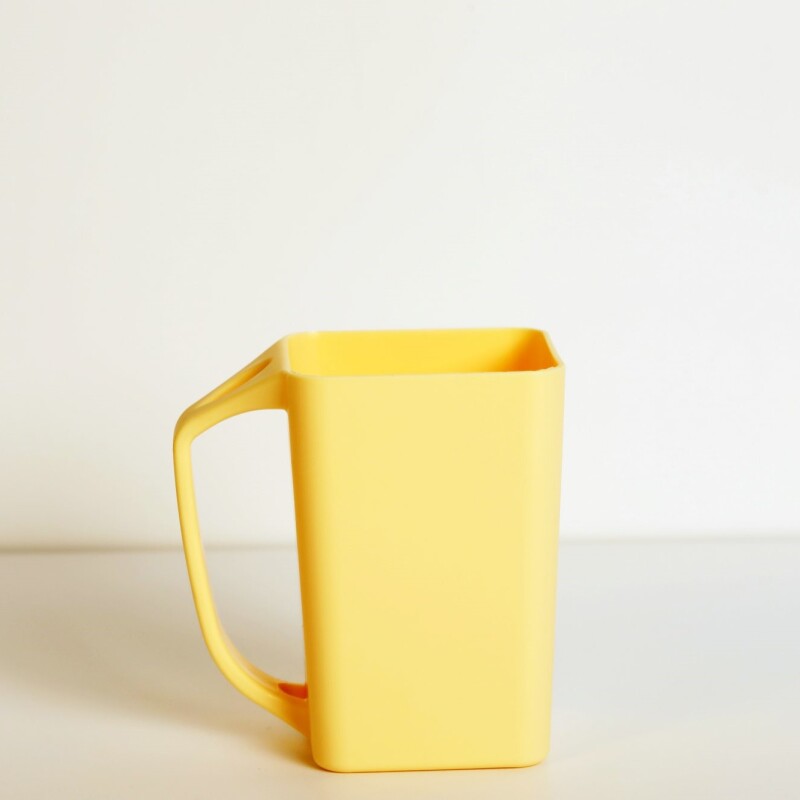 VASO PLÁSTICO CUADRADO CON ASA (AMARILLO CLARO/420 ML) VASO PLÁSTICO CUADRADO CON ASA (AMARILLO CLARO/420 ML)