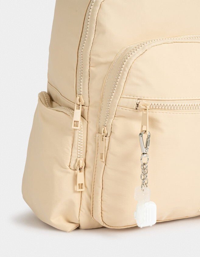 Mochilas Urbanas Mochila Urbana Con Charm - Marron Beige