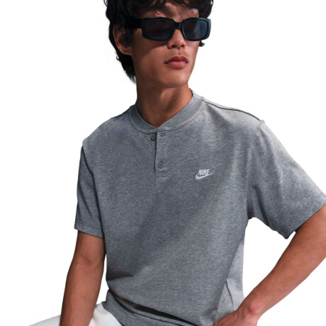 Remera Nike Club de Hombre gris