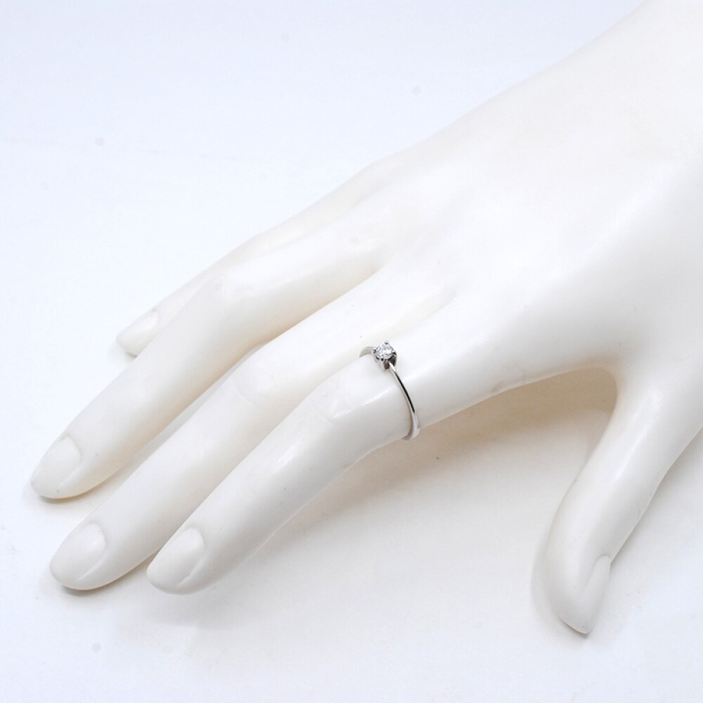 Anillo solitario en oro 18k blanco y brillante central. Anillo solitario en oro 18k blanco y brillante central.
