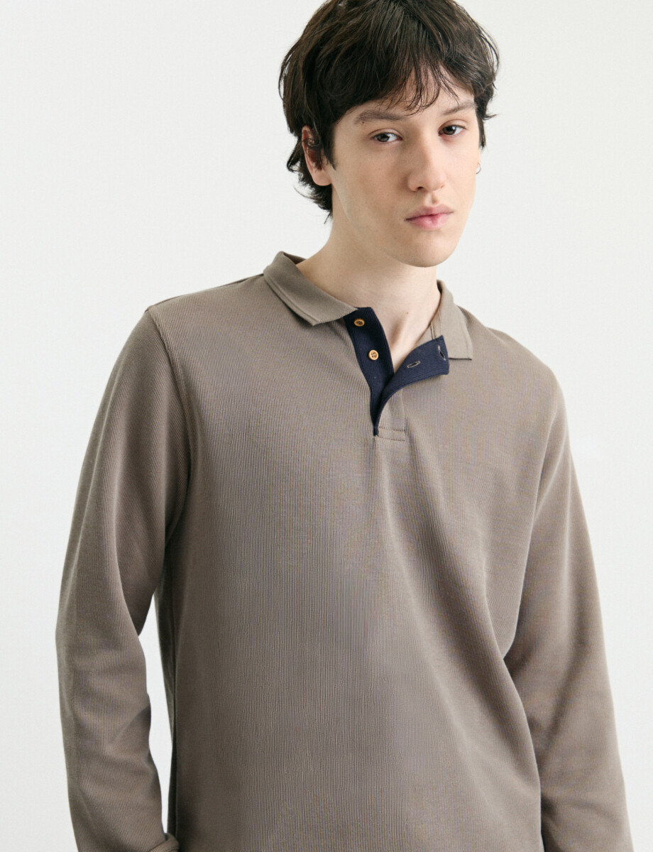 520912 REMERA HARRY Kaki