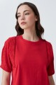 Remera con broderie rojo