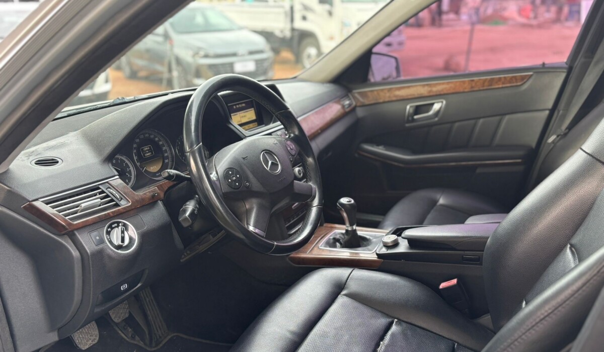 Mercedes Benz E200 CGI Berlina MT 1.8 -2012 Mercedes Benz E200 CGI Berlina MT 1.8 -2012