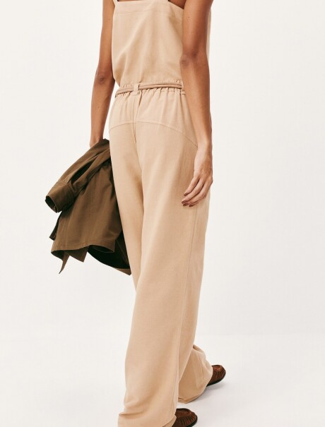 PANTALONES RECTOS CON CINTURÓN BEIGE
