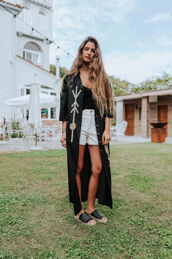 Túnica Larga Negra bordada en Crudo