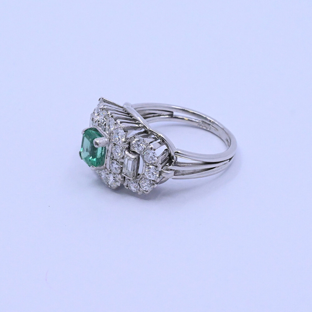 Anillo oro 18k blanco con esmeralda y brillantes. Anillo oro 18k blanco con esmeralda y brillantes.