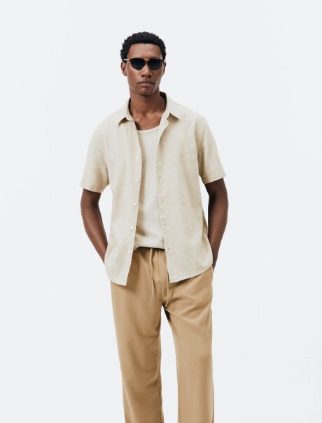 CAMISA DE MANGA CORTA DE CORTE AJUSTADO CON TEJIDO DE LINO. BEIGE