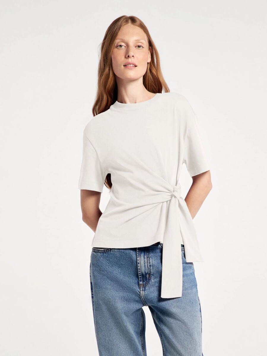 BLUSA CON DETALLE DE LAZO - BEIGE 