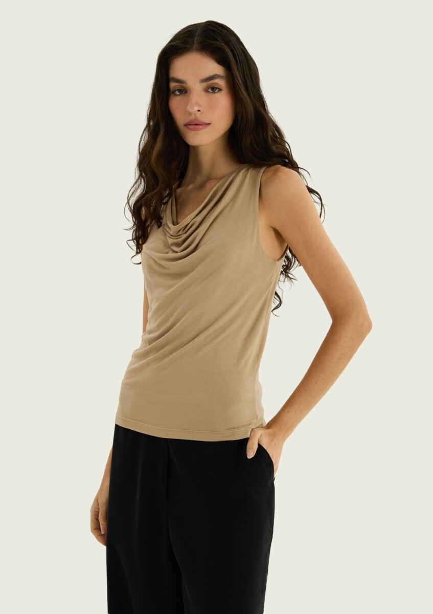 MUSCULOSA CON CUELLO DRAPEADO - BEIGE 