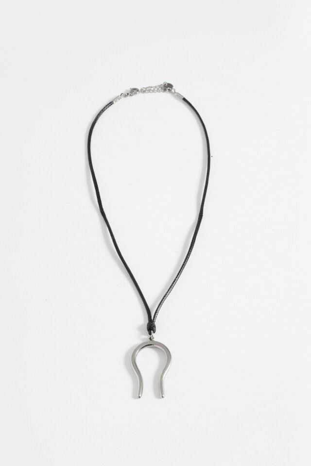 Collar con cordón detalle bull acero plateado