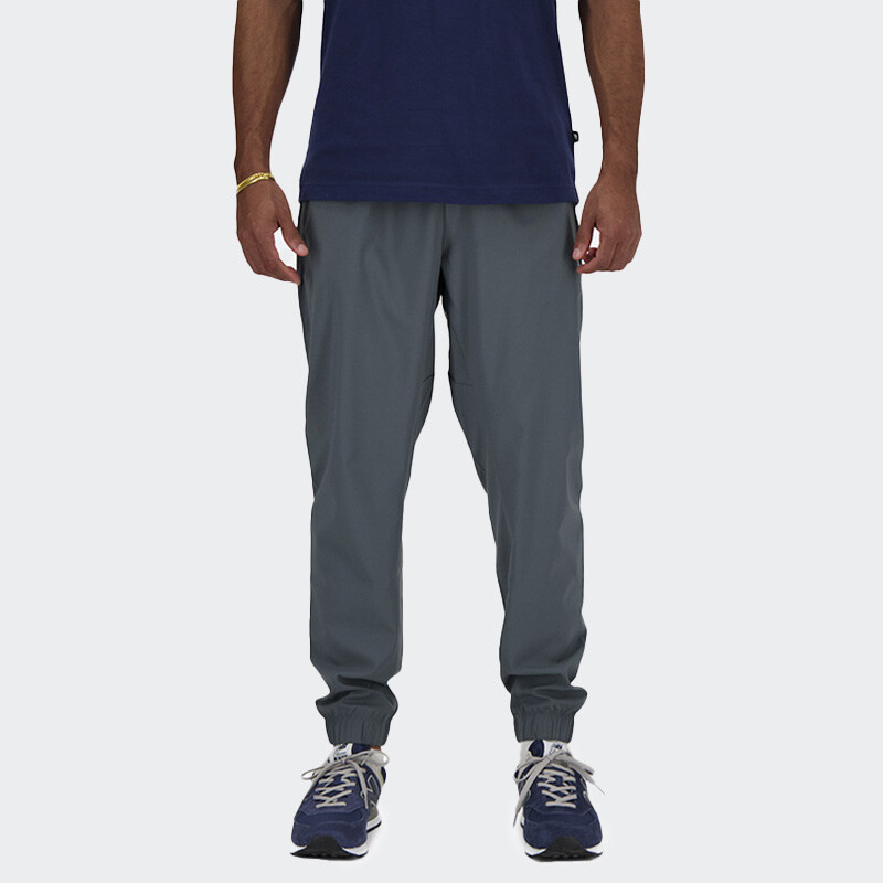 Pantalón New Balance Sport Essentials Woven Jogger Gris
