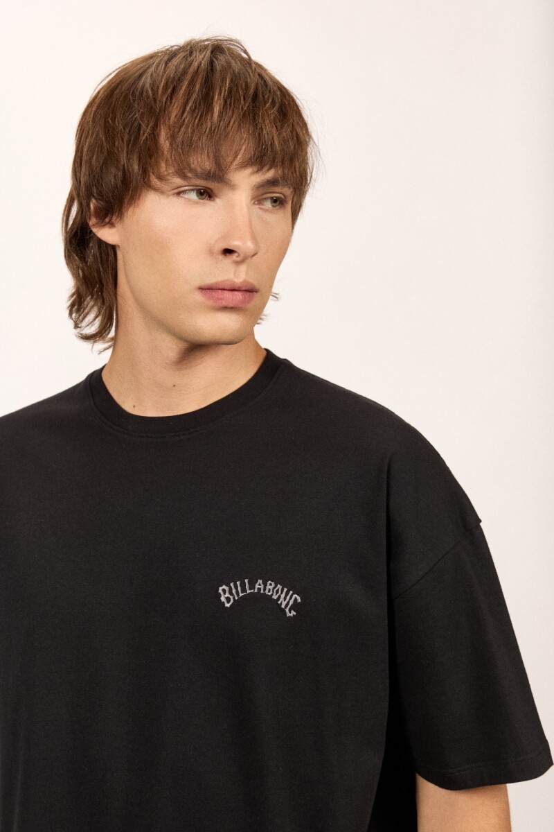 REMERA ARCH EMB OVER TEE J-negro