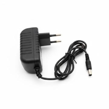 Cargador Para Notebook Laptop Ceibal 12V 2A 5x1 35mm Color Negrpo