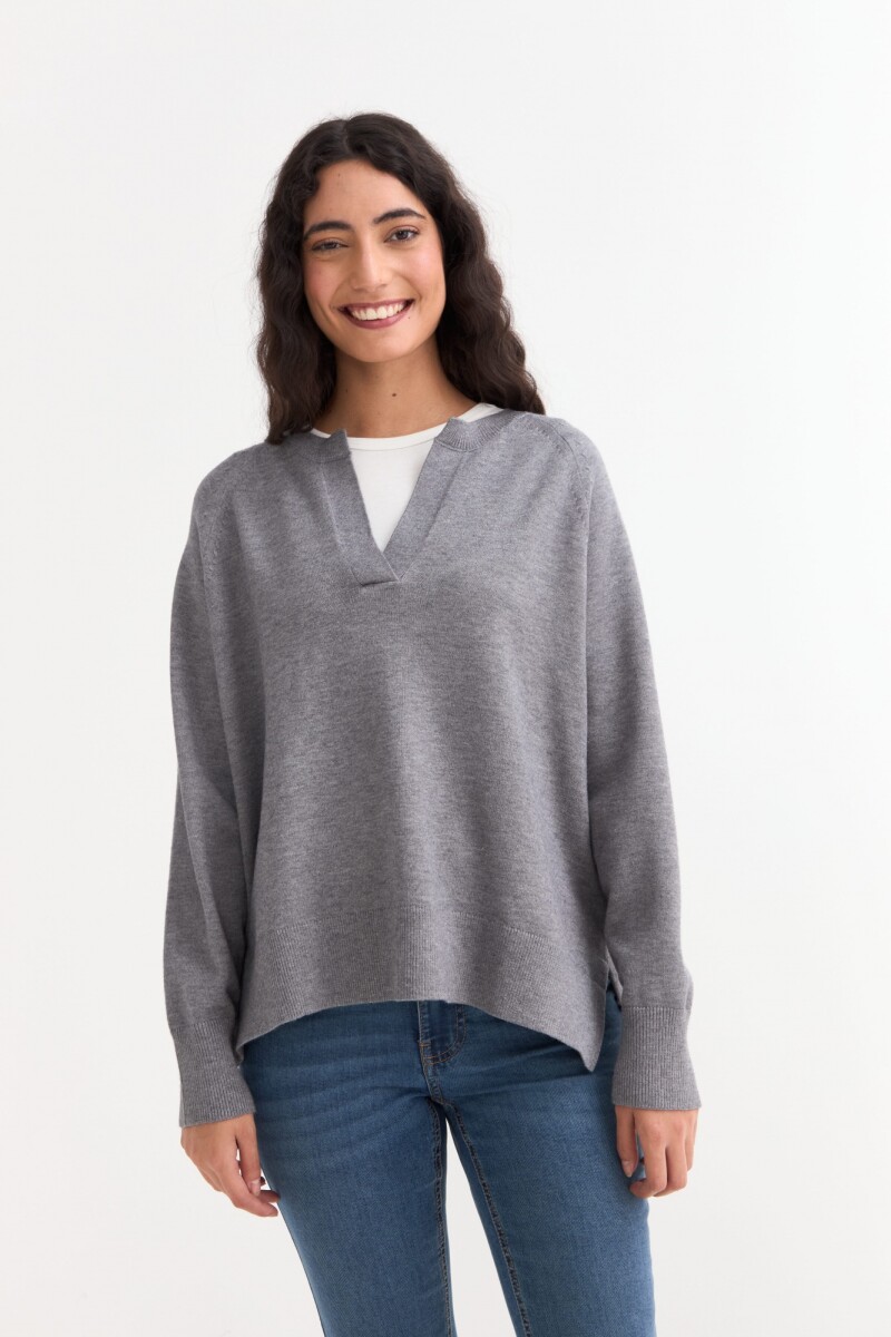 Sweater con cuello abierto y tajos laterales GRIS