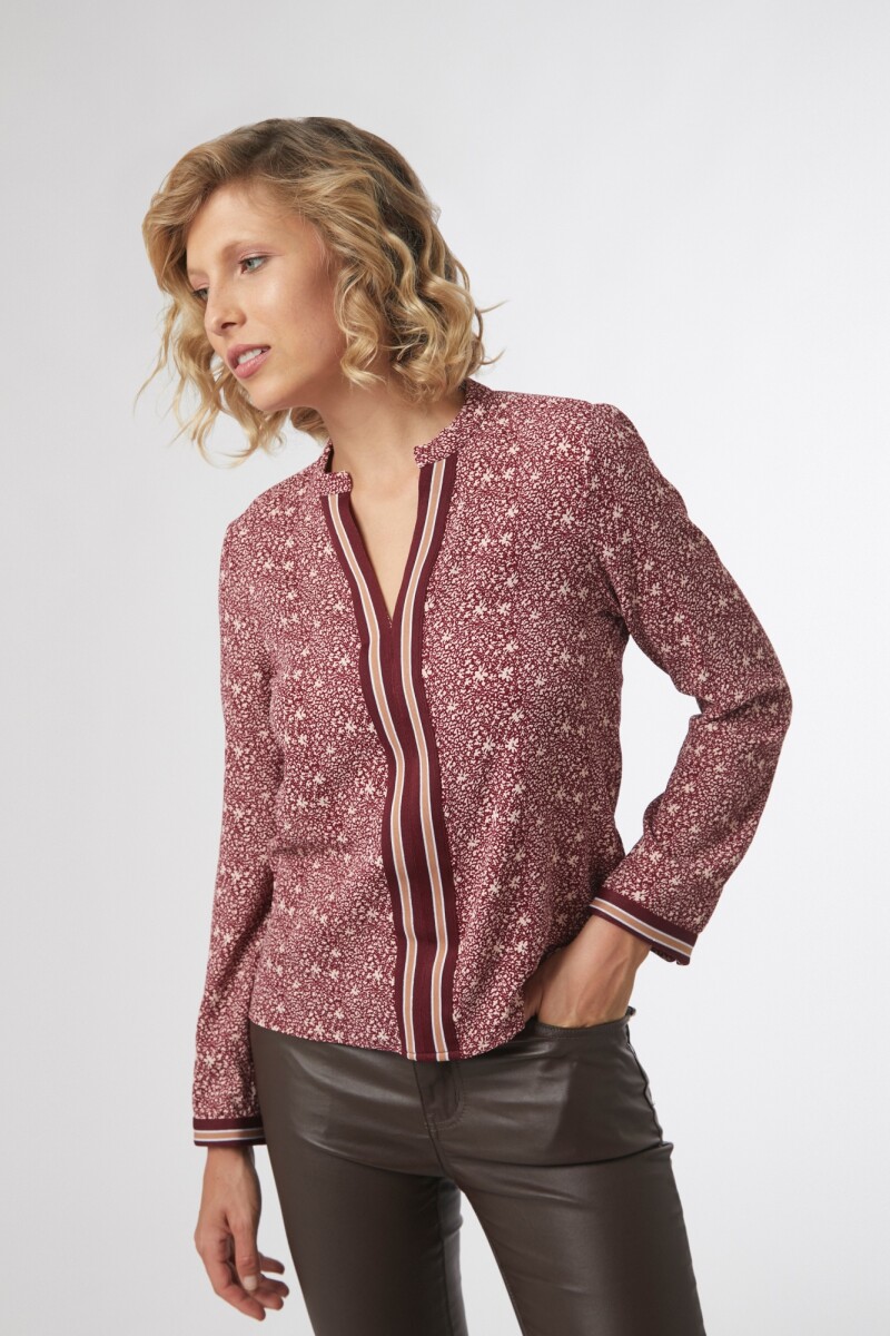 Blusa estampada con cinta bordo