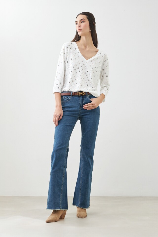 Remera escote en V con broderie blanco