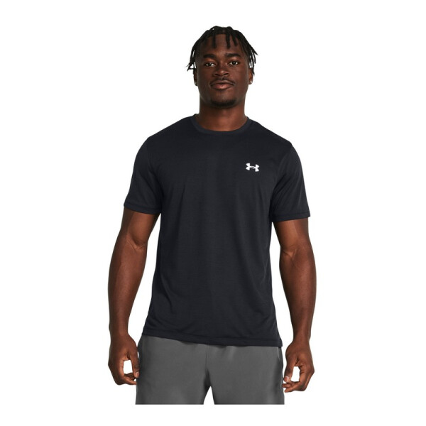Indumentaria Under Armour en color Negro Macri Life