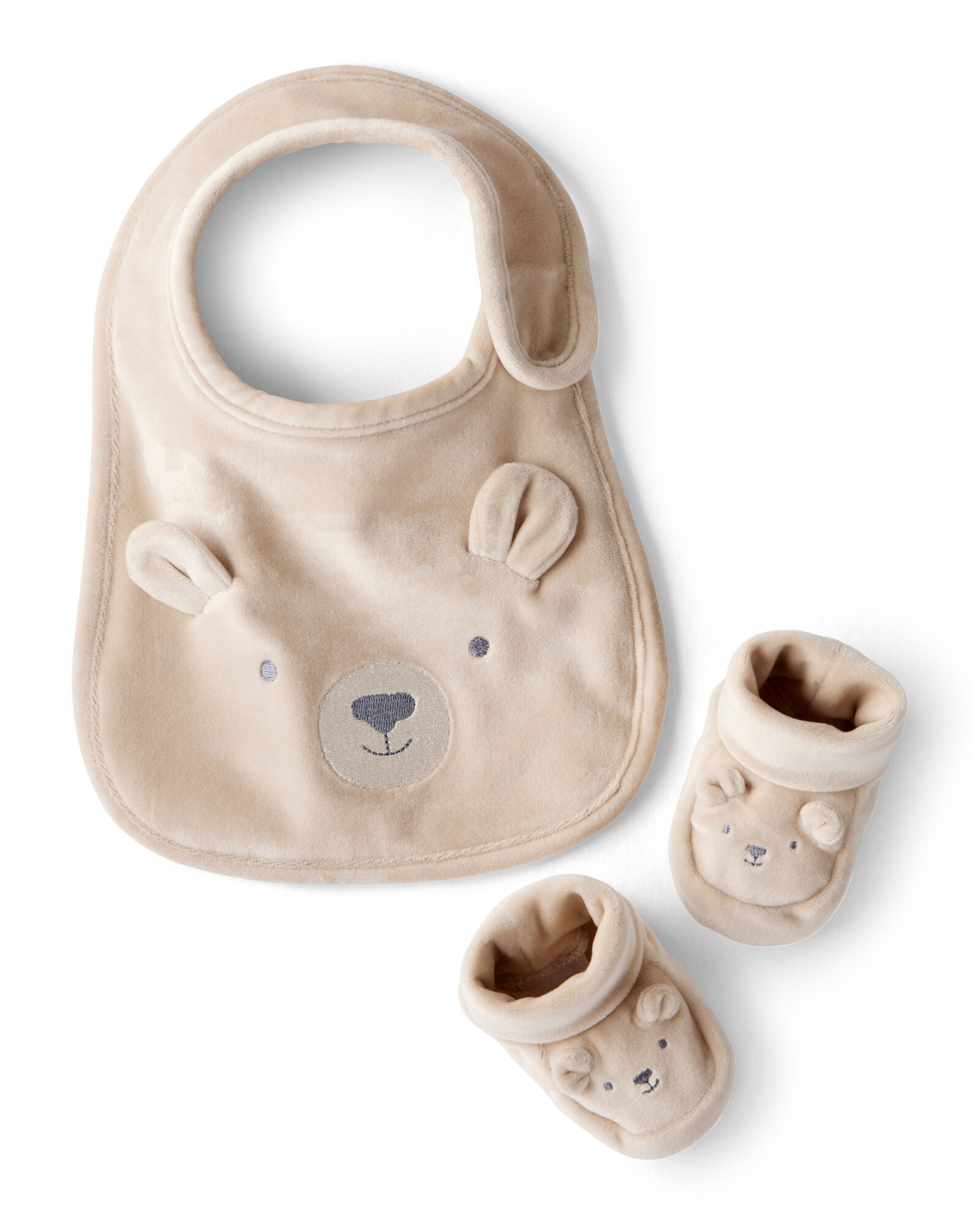 Babero y escarpines, diseño oso Babero y escarpines, diseño oso