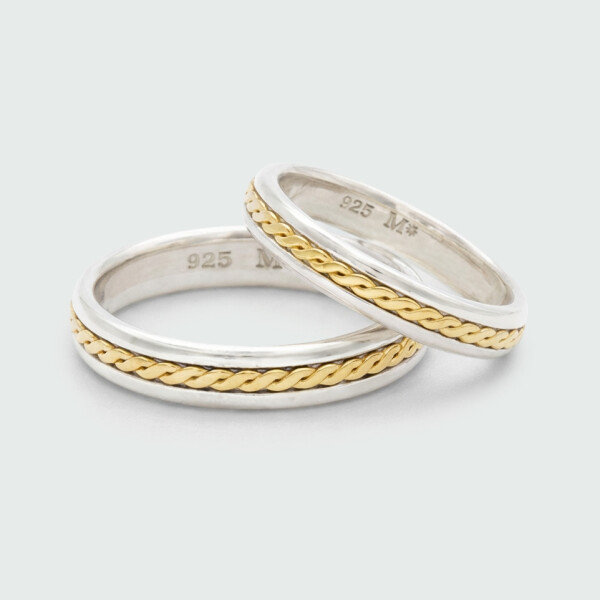Par de alianzas Roma de MOON en plata 925 con detalles en oro 18k Par de alianzas Roma de MOON en plata 925 con detalles en oro 18k