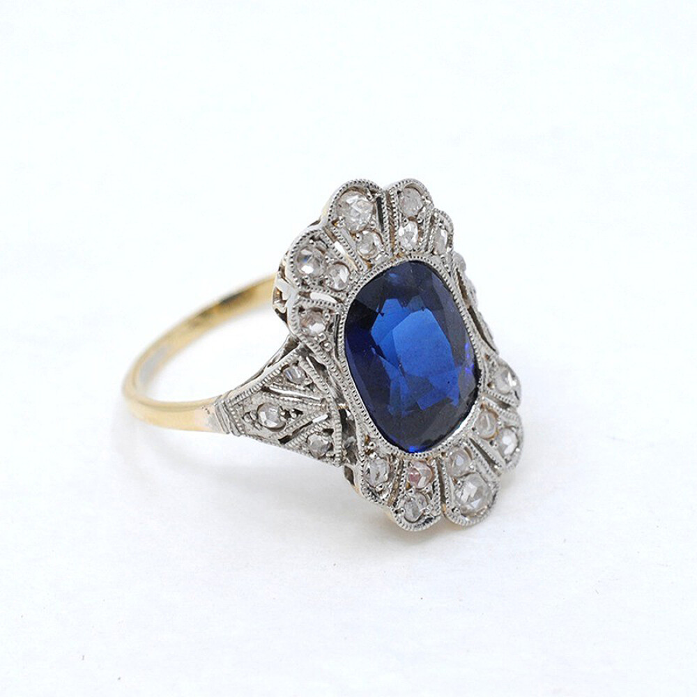 Anillo En Oro 18K, Brillantes Y Zafiro Sintético Anillo En Oro 18K, Brillantes Y Zafiro Sintético