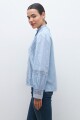 Camisa romántica con puntillas celeste