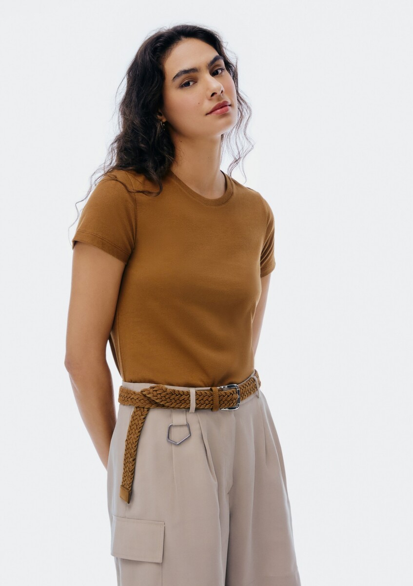 CAMISETA BÁSICA SLIM - MARRÓN 